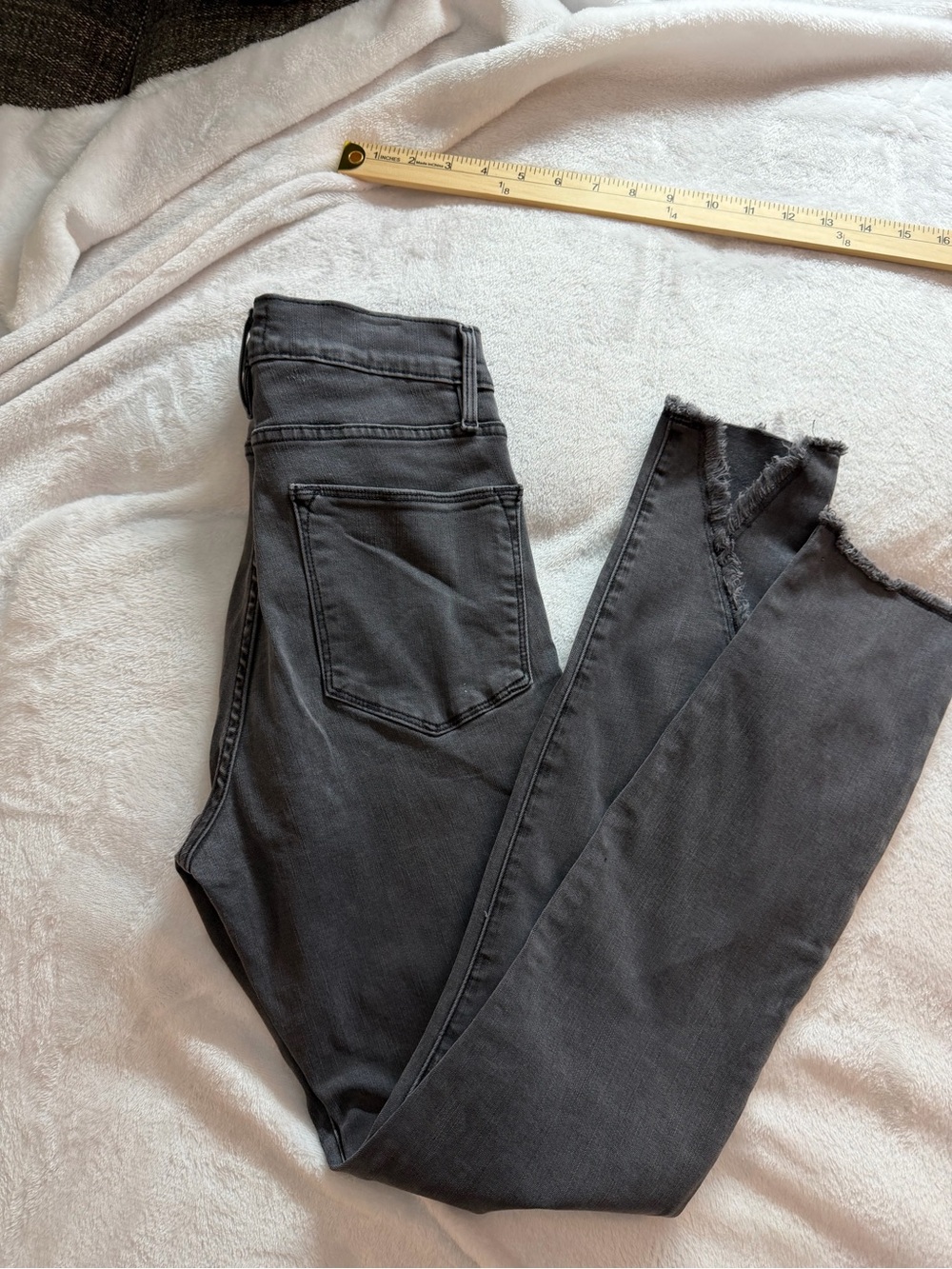 Frame Le High Skinny Women's High-Rise Black Jeans with Raw Hem 2413